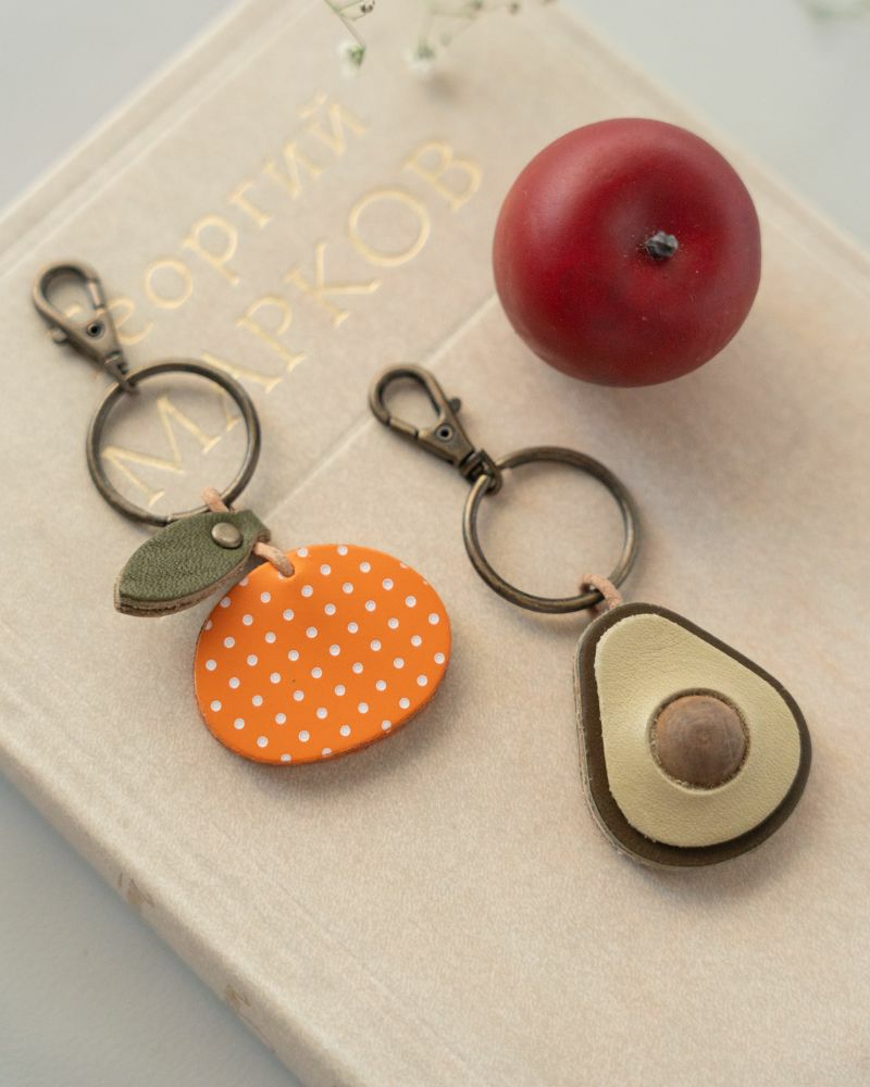  胸元や襟元のオシャレを楽しむ「森の果実 ブローチ」