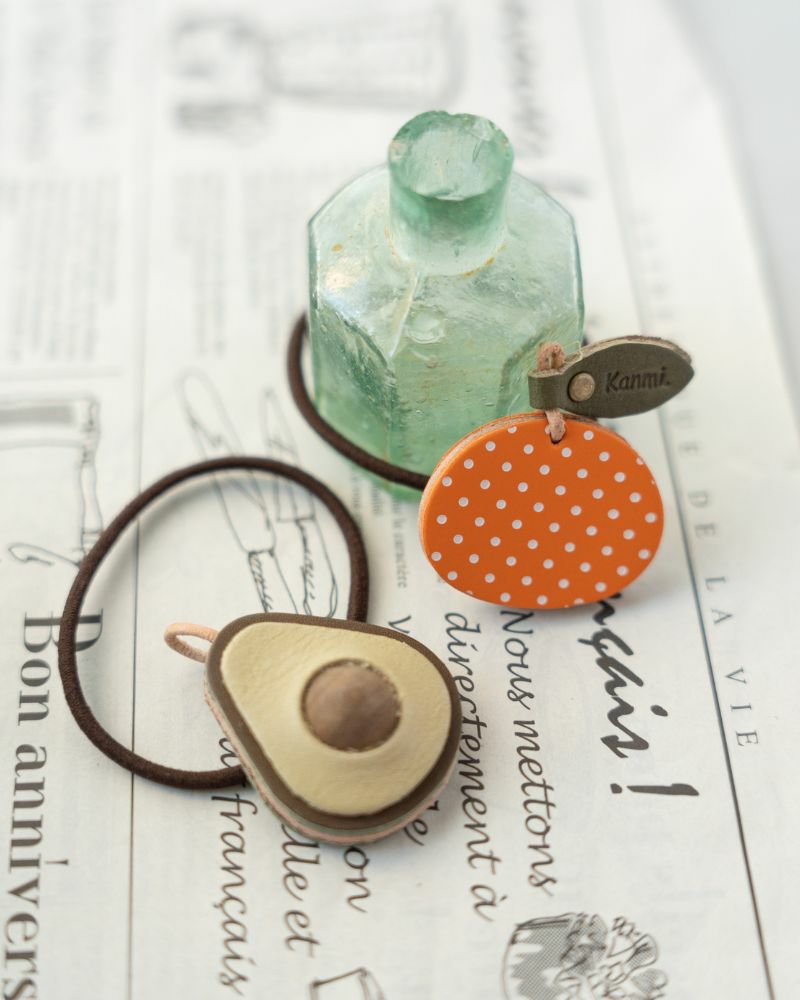  胸元や襟元のオシャレを楽しむ「森の果実 ブローチ」